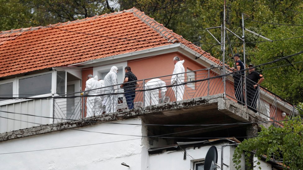 Crna Gora: Ubio 11 ljudi na Cetinju, policija kaže da nije bilo indicija da će da izvrši takav zločin 4 Image shows forensic team inspecting house