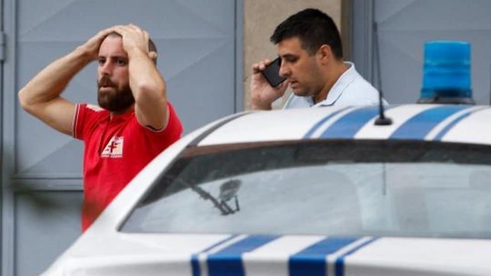 Crna Gora: Ubio 11 ljudi na Cetinju, policija kaže da nije bilo indicija da će da izvrši takav zločin 1 A medical worker reacts at a crime scene of a mass shooting in which 12 people, including the gunman, were killed, according to local media reports, in Cetinje, Montenegro August 12