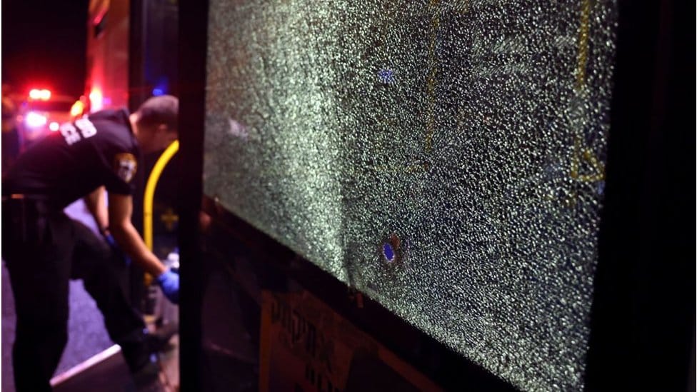 Izrael: Pucnjava u Jerusalimu, najmanje osam ranjenih među kojima i trudnica 1 Israeli security inspect a bus after an attack outside Jerusalem's Old City, August 14, 2022.