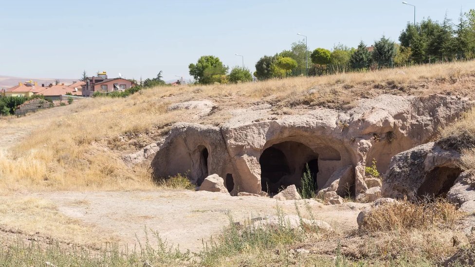 Derinkuju je imao mnogo ulaza, među kojima i više od 600 pronađenih u privatnim kućama