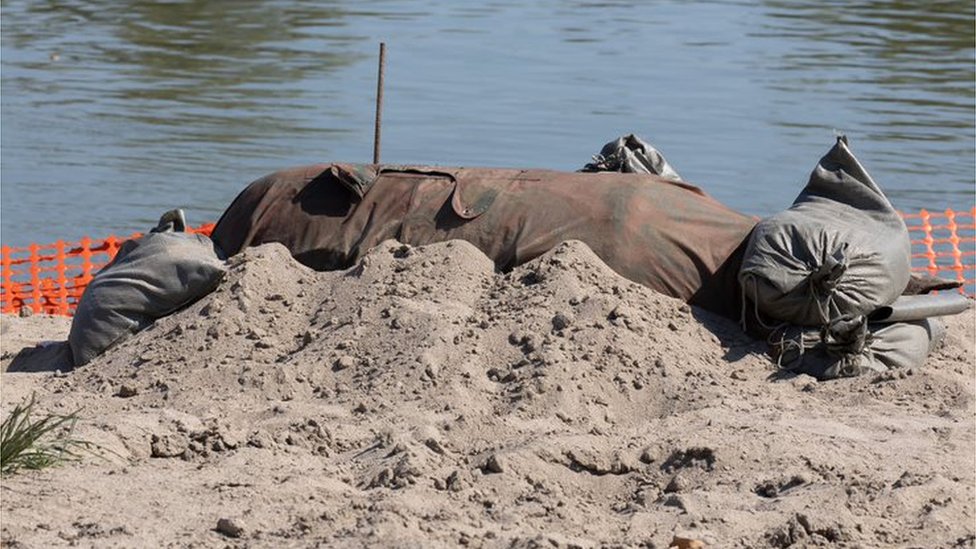 Picture of an unexploded WW II bomb on the Po river bed