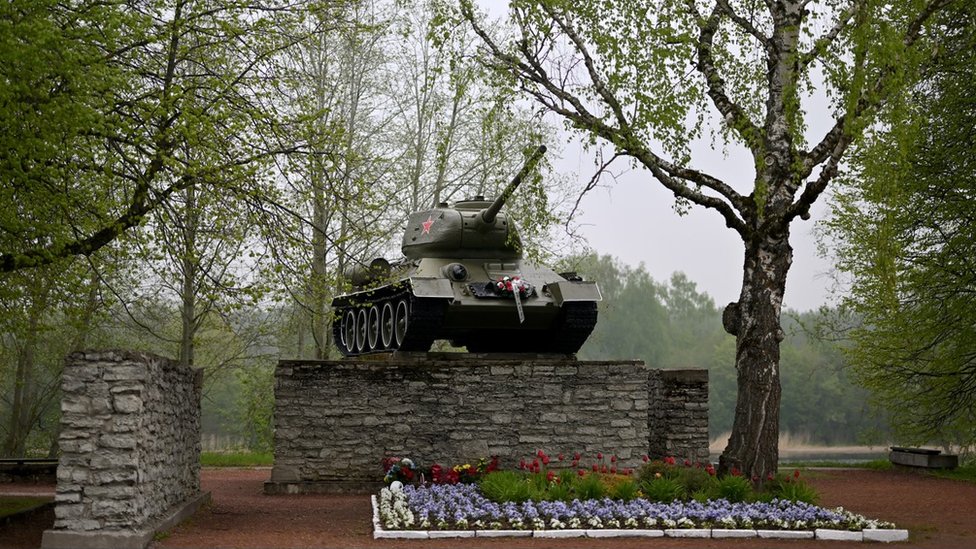 Rusija i Ukrajina: Estonija sklanja spomenike iz sovjetskog vremena 1 T-34 Tank memorial from WW2 showing where the Red Army crossed into Estonia in 1944; 27 May 2022