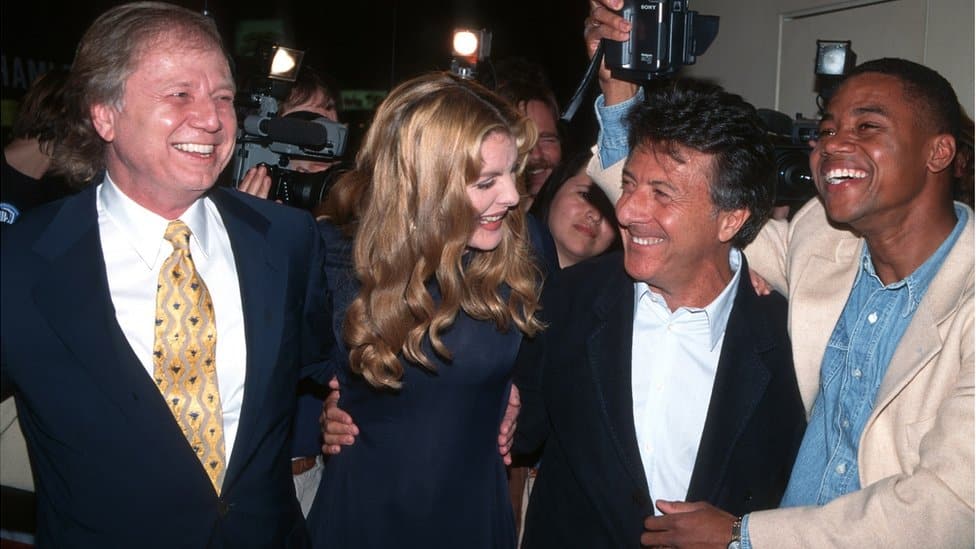 Preminuo čuveni nemački reditelj Volfgang Petersen, autor filmova Podmornica i Troja 3 Wolfgang Petersen alongside Outbreak stars Rene Russo, Dustin Hoffman and Cuba Gooding Jr at the film's Los Angeles premiere in 1995