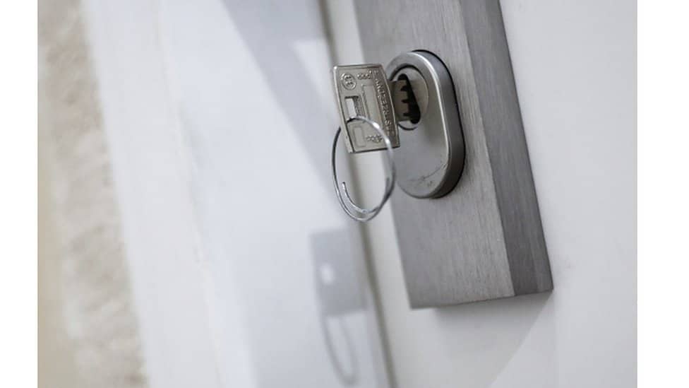 Srbija, žene i imovina: Tradicija jača od zakona - više od 44 odsto žena se odriče nasledstva u korist brata 3 Žene, nekretnina