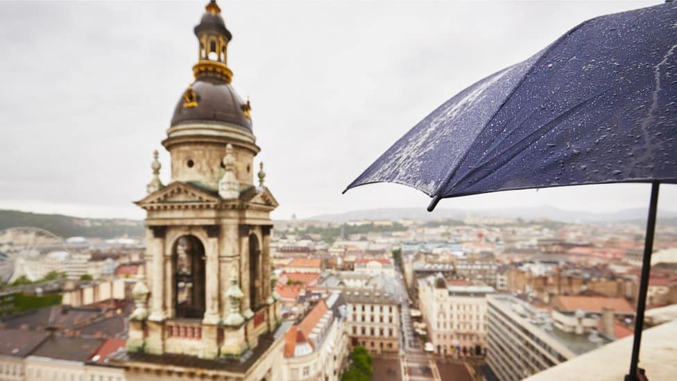 Mađarska i vreme: Šefovi meteorološke službe dobili otkaz zbog pogrešne vremenske prognoze 1 An umbrella is seen next to the bells of St Stephen's Basilica in Budapest