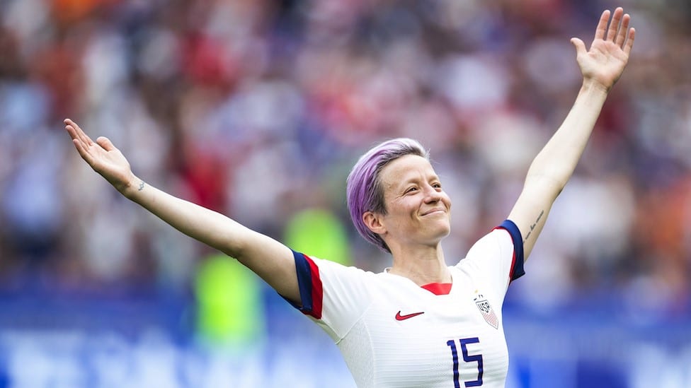 Sport, zabava i biznis: Maštovite proslave kao zaštitni znak sportista - od Boltove munje do Ronaldovog „si" 2 Američka fudbalerka Megan Rapino sa uzdignutim, raširenim rukama i osmehom proslavlja gol