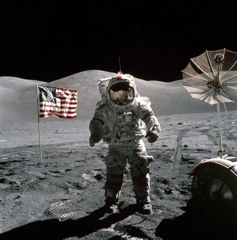 NASA šalje Artemis 1 na Mesec: Da li su žene neravnopravne u svemirskim misijama 2 Apollo 17 Astronaut standing upon the lunar surface with the United States flag and a radio dish in the background