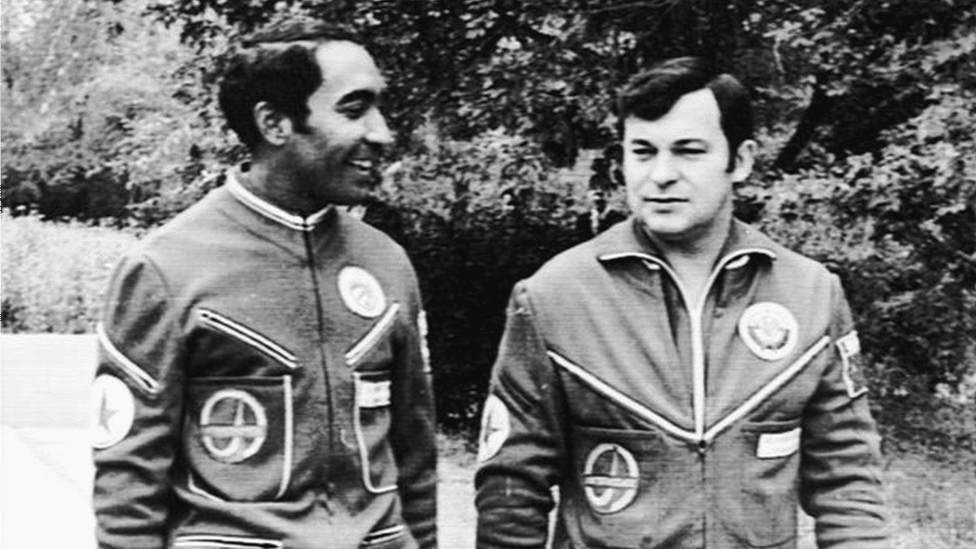 Cuban cosmonaut Arnaldo Tamayo Mendez (L) and Yuri Romanenko, Soviet commander of Russian spacecraft Soyus-38, in 1980