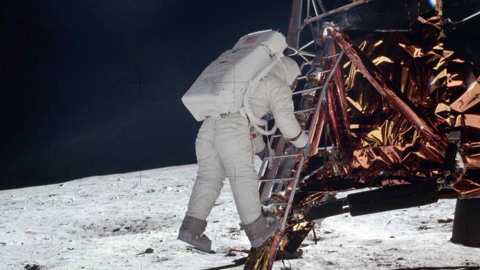 NASA šalje Artemis 1 na Mesec: Da li su žene neravnopravne u svemirskim misijama 9 Edwin E Aldrin Jr, lunar module pilot descends the steps of the Lunar Module (LM) ladder as he prepares to walk on the moon during the Apollo 11 mission