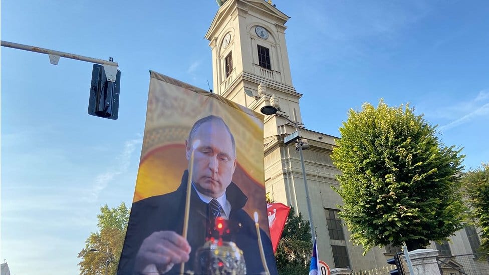 Srbija i LGBT: U Beogradu protest protivnika Evroprajda, uz ikone, raspeća i slike Putina 3 Slika Putina viorila se Beogradom