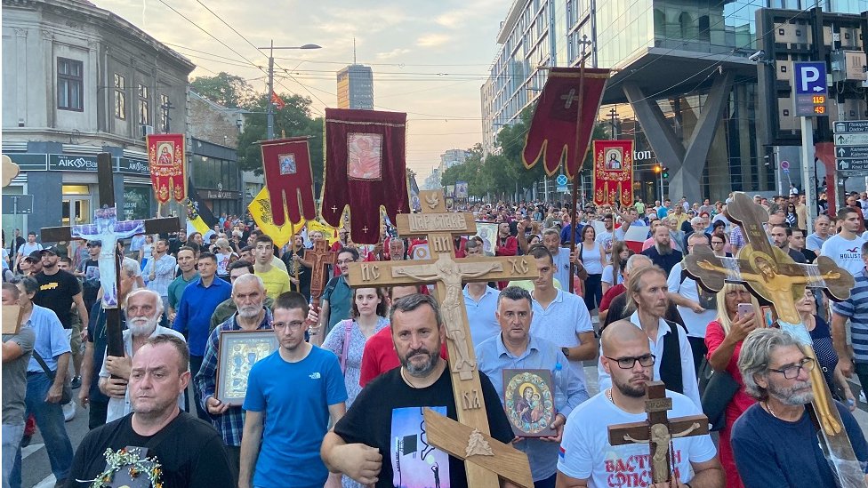 Srbija i LGBT: U Beogradu protest protivnika Evroprajda, uz ikone, raspeća i slike Putina 2 Povorka je išla preko Terazija i Slavije do Hrama Svetog Save