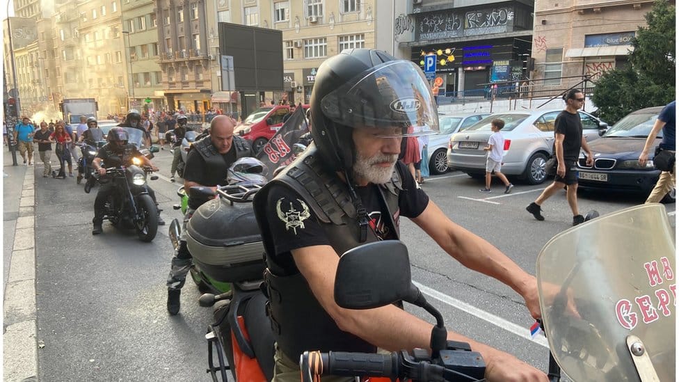 Srbija i LGBT: U Beogradu protest protivnika Evroprajda, uz ikone, raspeća i slike Putina 4 Noćni Vukovi