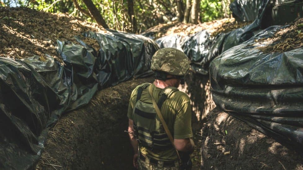 Rusija i Ukrajina: Žestoke borbe u Hersonu, Evropska unija suspendovala vizne olakšice za ruske državljane 1 Ukrainian soldier in trenches on Kherson front