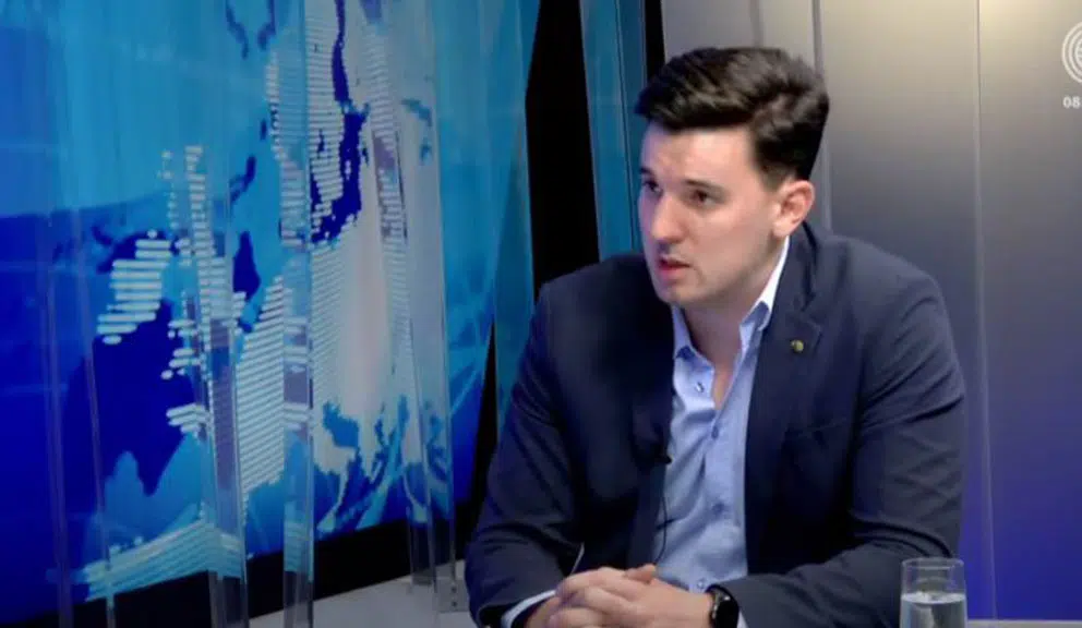 "Komedia e zezë fashiste 'Probleme me turqit' ka një firmë të qartë të Vuçiçit": Bashkëbisedues të Danas mbi ngjarjet në Podgoricë 4 "Komedia e zezë fashiste 'Probleme me turqit' ka një firmë të qartë të Vuçiçit": Bashkëbiseduesit e Danas mbi ngjarjet në Podgoricë 3