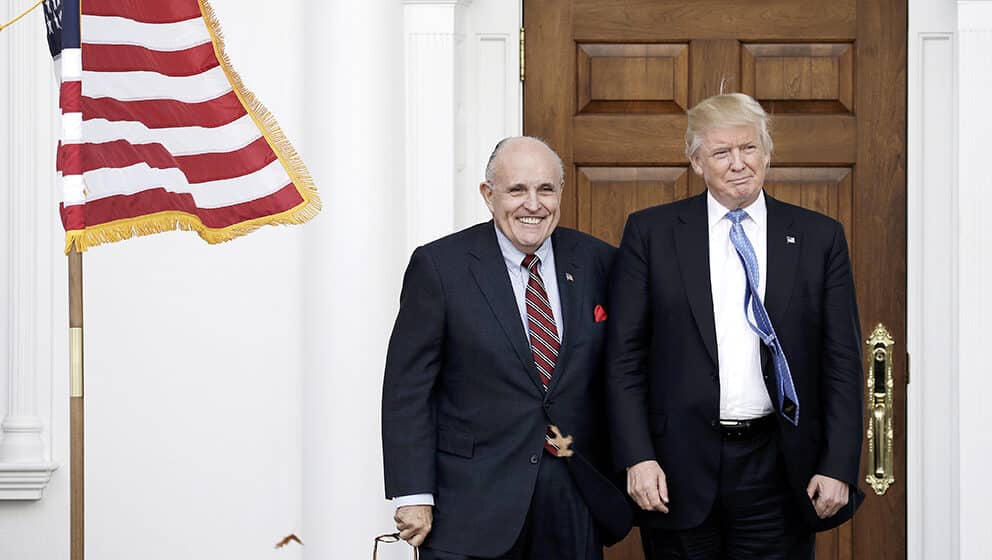 Obruč oko Trampa se steže, Đulijani meta istrage 1