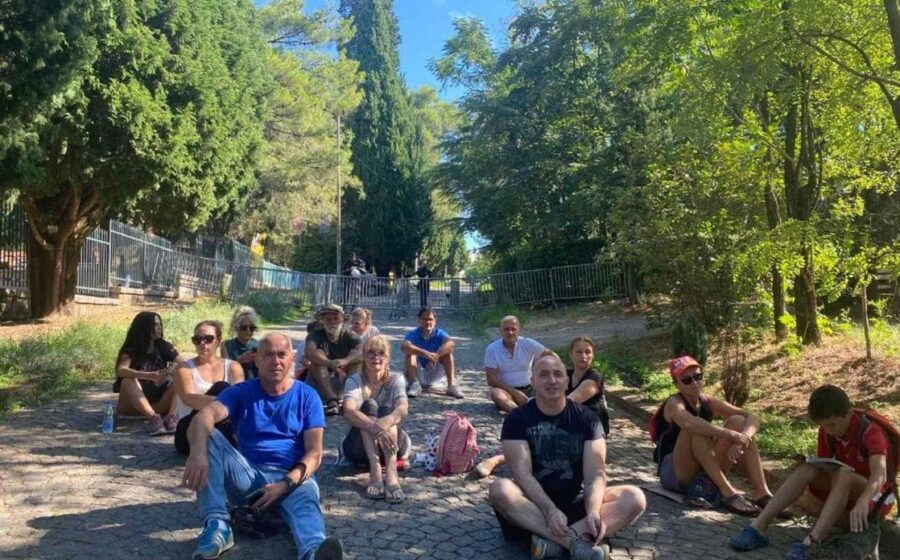 Novo okupljanje ispred Vile Gorica: Policija i dalje legitimiše građane 1