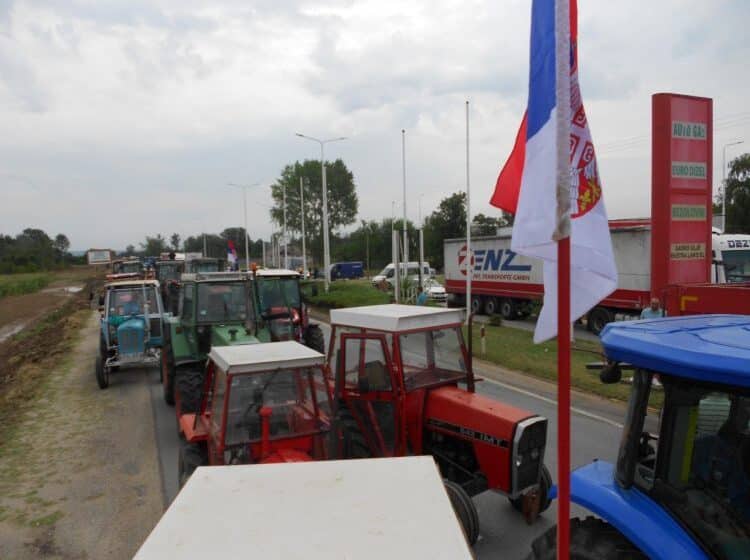 Protest poljoprivrednika: U Požarevcu blokiran most na Velikoj Moravi, protestna vožnja od Stare Pazove do Batajnice 1
