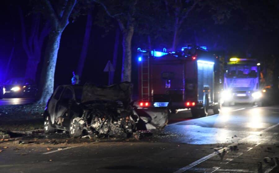Automobil izgoreo na Voždovcu nakon udarca u banderu, poginula jedna osoba 1