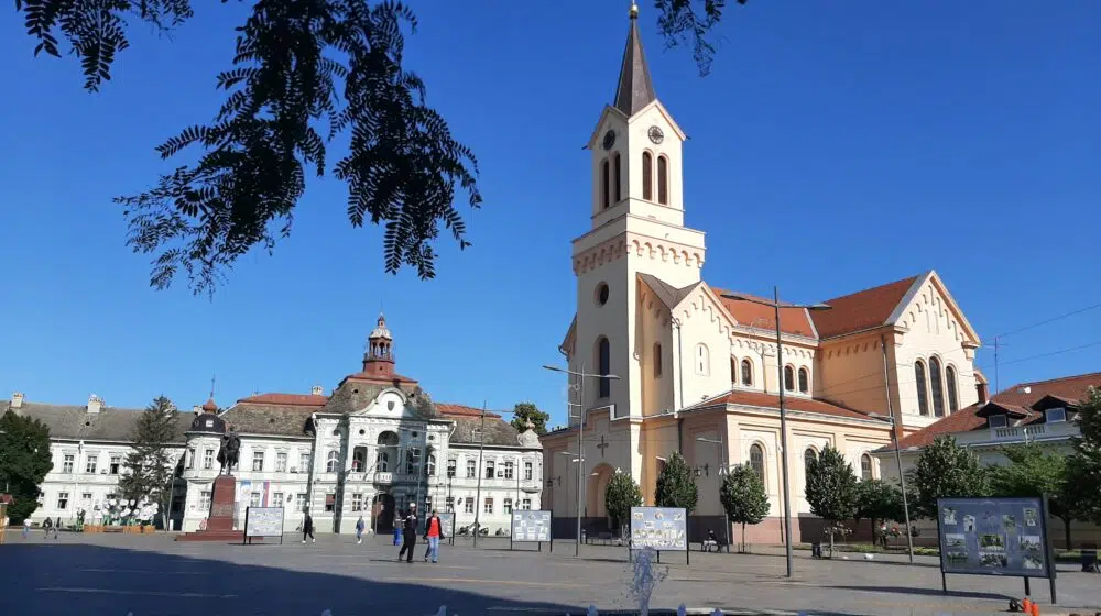 Grad Zrenjanin obezbedio besplatne udžbenike, torbe i pribor za đake prvake 1