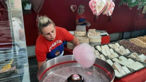 Kako se pravi šećerna vuna, slatkiš koji je nastao pre 120 godina 4