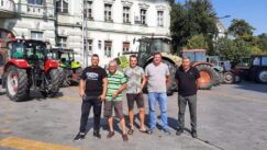 Banatski ratari traktorima blokirali Gradsku kuću u Zrenjaninu 3
