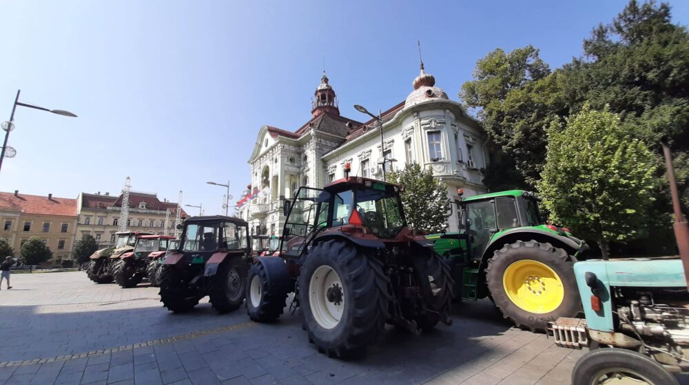 Banatski ratari traktorima blokirali Gradsku kuću u Zrenjaninu 1