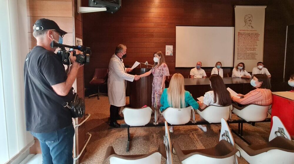 U Vranju uručeni ugovori na neodređeno vreme najboljim diplomcima medicine 1
