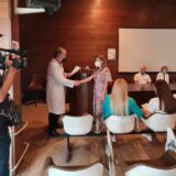 U Vranju uručeni ugovori na neodređeno vreme najboljim diplomcima medicine 12