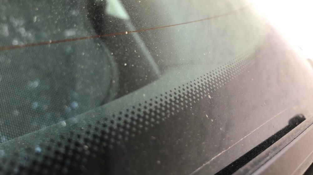 Čemu služe male crne tačkice na ivicama vetrobrana i prozora automobila? 10