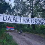 "Ostajemo ovde da branimo poslednju prirodnu oazu": Građani i aktivisti već dva meseca kampuju na novosadskom Šodrošu 11