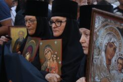 "Litiju za spas Srbije" predvodili Noćni vukovi, šetnja do Hrama Svetog Save (FOTO) 11