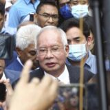 Bivšem premijeru Malezije potvrđena kazna od 12 godina za korupciju 13