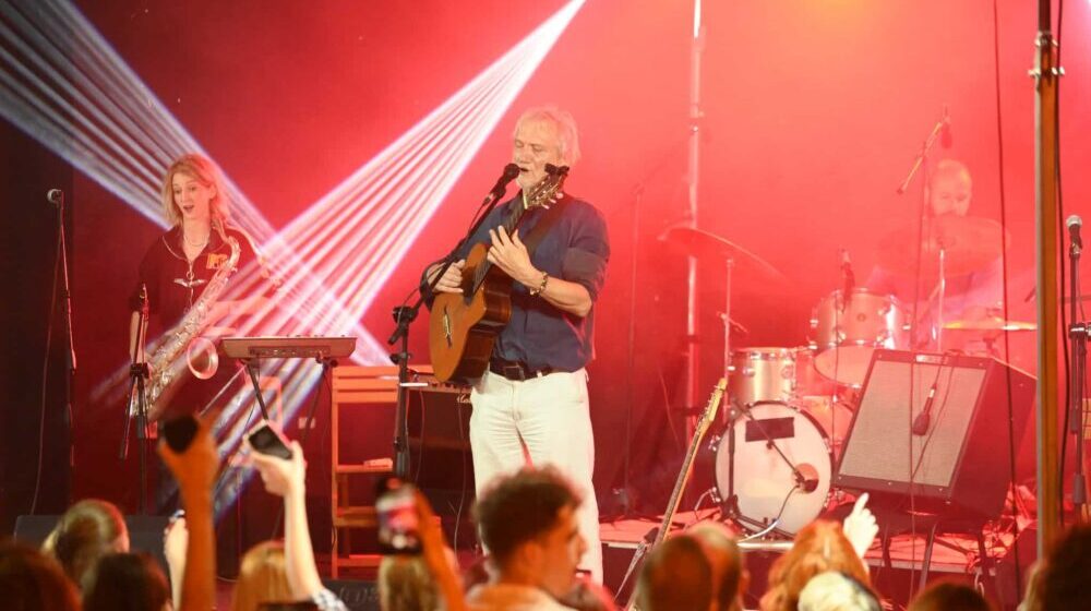 Užička publika posle devet godina ponovo pevala sa Rundekom (FOTO) 1