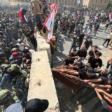 Stotine na kontraprotestu u Bagdadu zbog upada sledbenika šiitskog sveštenika u parlament 6