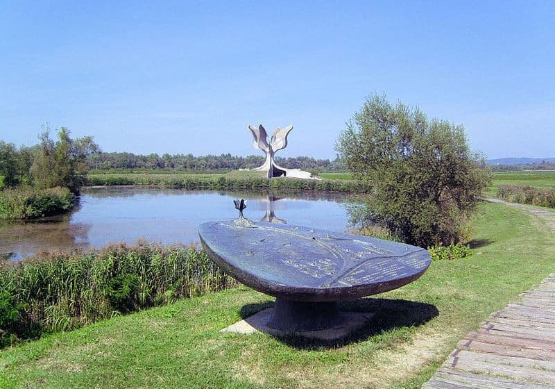 Jutarnji list: "Vučićev propagandista" ostavio Miloševićevu knjigu na grobu Olivera Dragojevića 1