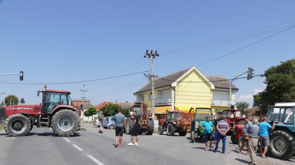 Poljoprivrednici u selu Glušci kod Šapca dva sata blokirali put 1