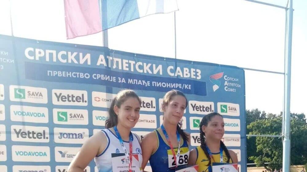 Mlada atletičarka iz Bogatića Jana Lovčević osvojila zlato, srebro i oborila državni rekord 1