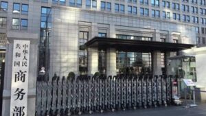 Bivši kineski ministar poljoprivrede Tang Renđijan osuđen je danas na smrtnu kaznu sa odgodom zbog mita na sudu u provinciji Đilin.