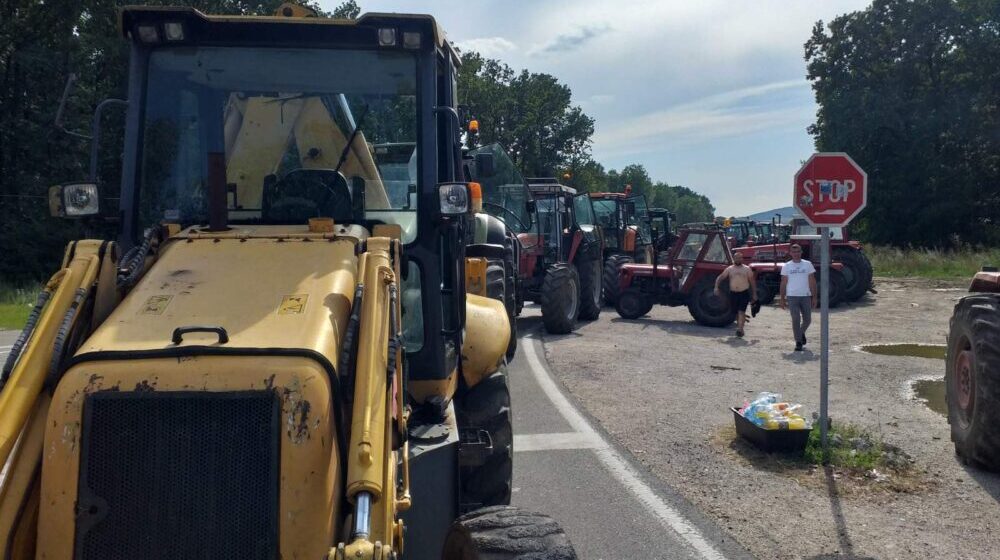 Deo poljoprivrednika iz Šumadije krenuo traktorima ka Beogradu: Tvrde da je krajnji cilj Vlada Srbije 1