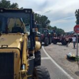 Deo poljoprivrednika iz Šumadije krenuo traktorima ka Beogradu: Tvrde da je krajnji cilj Vlada Srbije 15