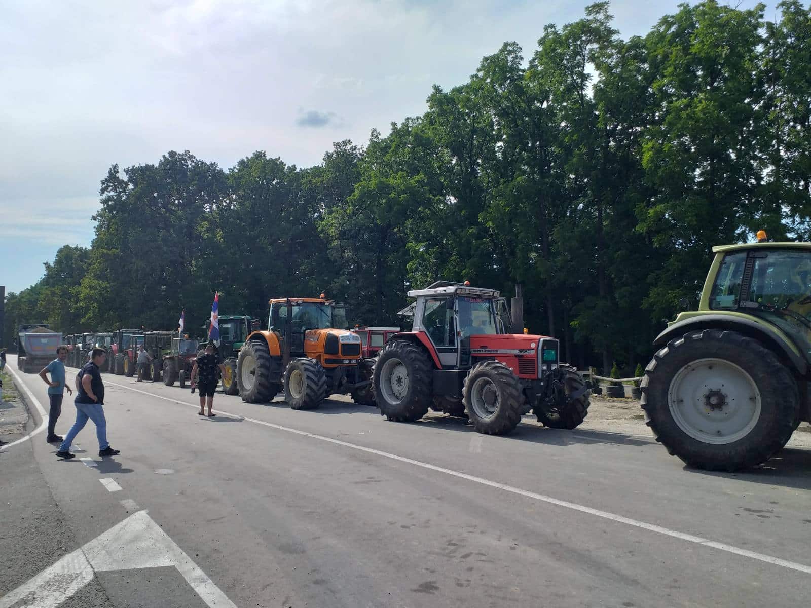 Deo poljoprivrednika iz Šumadije krenuo traktorima ka Beogradu: Tvrde da je krajnji cilj Vlada Srbije 2