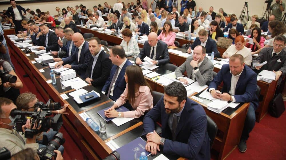 Opozicija traži ostavku ili smenu gradonačelnika Beograda, ali Šapićeva politička budućnost zavisi od SNS 1