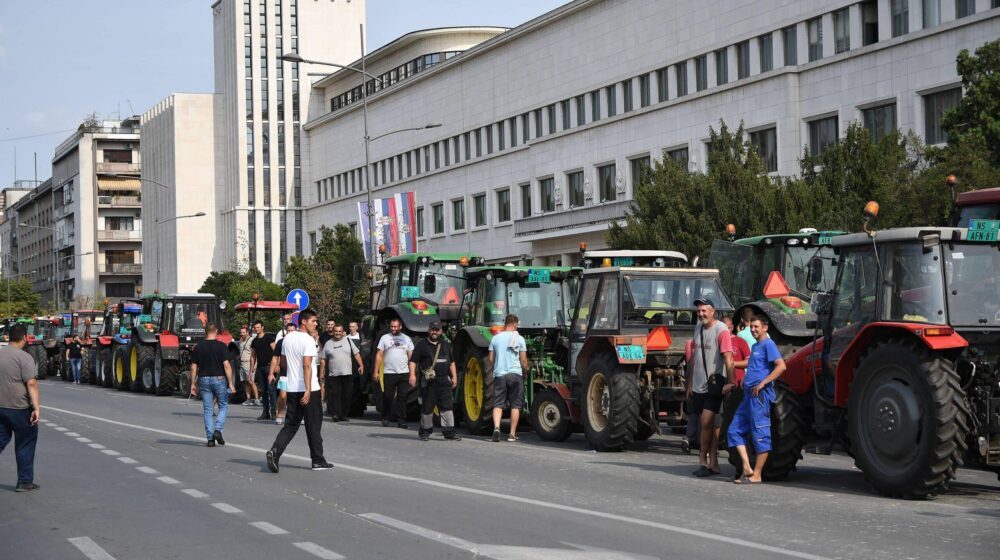 Gradsko JKP dovezlo cisternu sa pijaćom vodom poljoprivrednicima koji protestuju u Novom Sadu 1