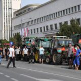 Gradsko JKP dovezlo cisternu sa pijaćom vodom poljoprivrednicima koji protestuju u Novom Sadu 4