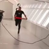 Bik ušao u banku, terali ga plastičnim čunjevima 3