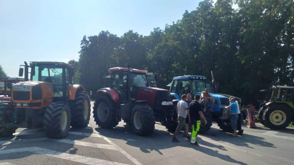 Kragujevački poljoprivrednici na sat vremena blokirali stari put za Beograd u Desimirovcu, blokada u Batočini i dalje traje 1