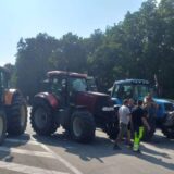 Kragujevački poljoprivrednici na sat vremena blokirali stari put za Beograd u Desimirovcu, blokada u Batočini i dalje traje 4