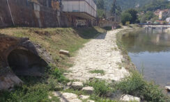 Đetinja kroz centar Užica Foto Nenad Kovačević (3) Suša i kanalizacija pretvorile Đetinju u smrdljivi potok (FOTO) 8