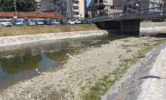Đetinja kroz centar Užica Foto Nenad Kovačević (5) Suša i kanalizacija pretvorile Đetinju u smrdljivi potok (FOTO) 6