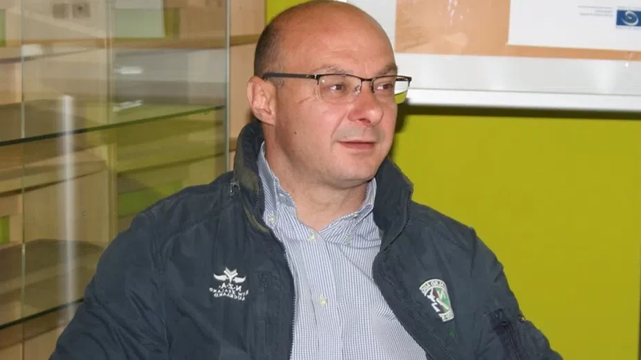 Fudbalski rat naprednjaka u Vranju: Ko "buši" novi Dinamo, a ko "pere državne pare" i kakva je u tome uloga sina Bratislava Gašića? 2 Fudbalski rat naprednjaka u Vranju: Ko "buši" novi Dinamo, a ko "pere državne pare" i kakva je u tome uloga sina Bratislava Gašića? 2